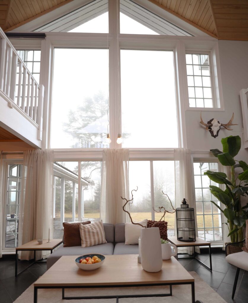 Gang, høyt under taket og store vinduer med mye lys