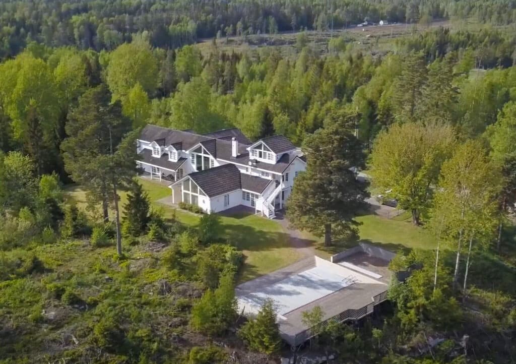 Dronefoto av baksiden av Vendepunktet. Klinikken har naturskjønne omgivelser i Vestby. Hovedbygget er staselig med ranch preg, omkranset av en flott hage og ligger uten innsyn.