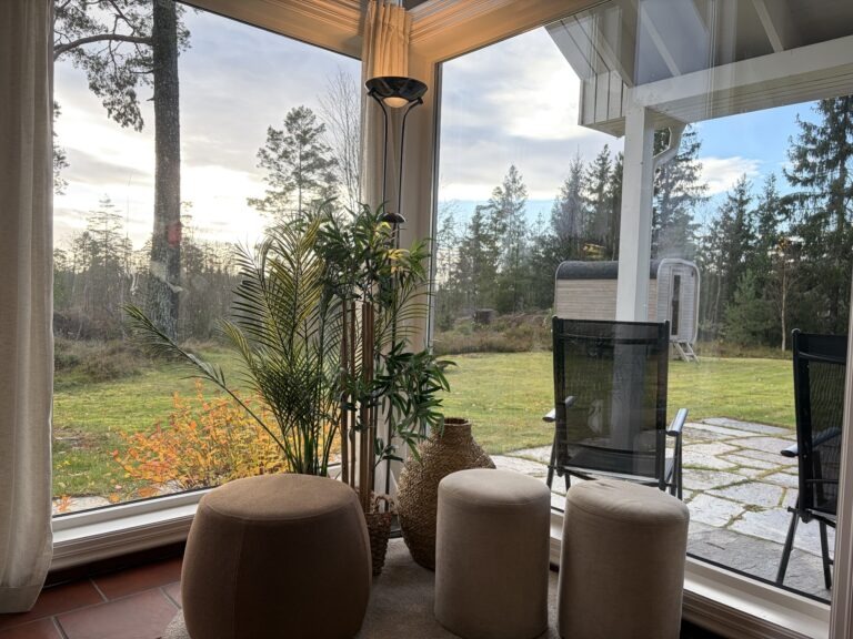 Hjørne med stoler hos Vendepunktet Vestby. Fine og grønne omgivelser i lokale Vestby. Godt og trygt miljø for å bryte avhengighet,