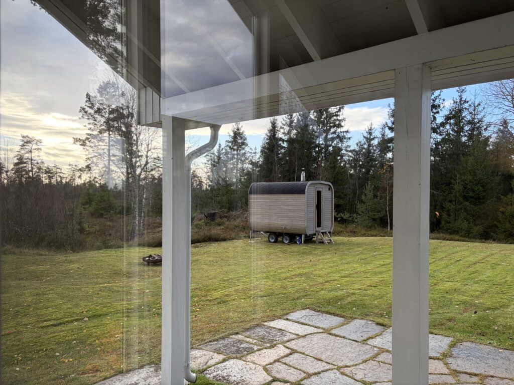 Vendepunktet sin badstue. Mental og fysisk boost mot avhengighet ved bruk av Vendepunktet sin egen badstue. Bildet viser en fin bakhage med furutrær.