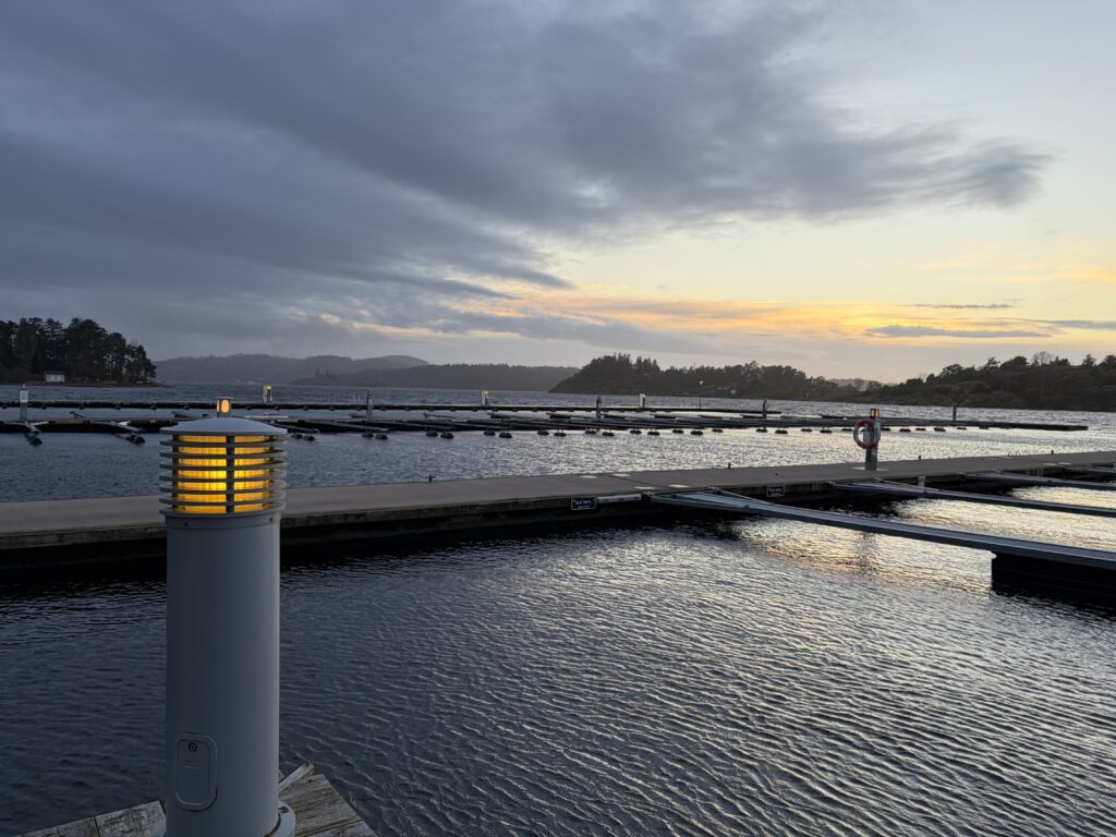 Bilde av brygge ved Vendepunktet Dillingøy. Fin solnedgang i flotte omgivelser rundt Vendepunktet Dillingøy